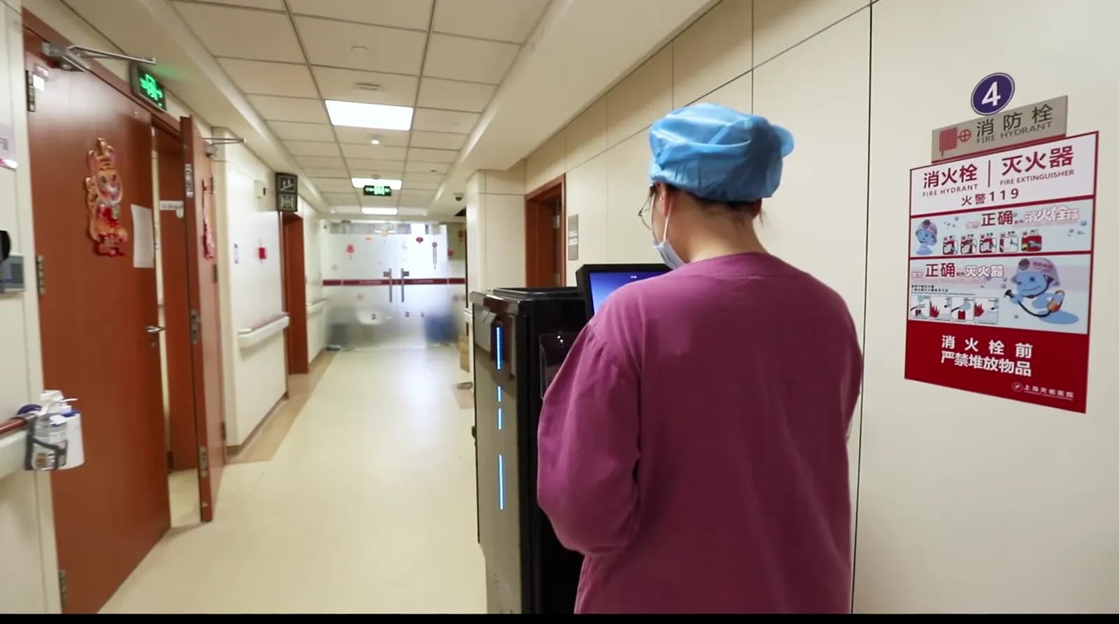 Pasillo clínico con puertas de habitación y un robot de entrega.